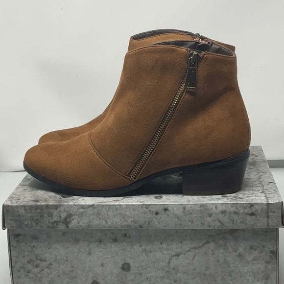 NIB Hot Kiss Beatrice camel colored ankle boots , size 9 - Picture 1 of 8